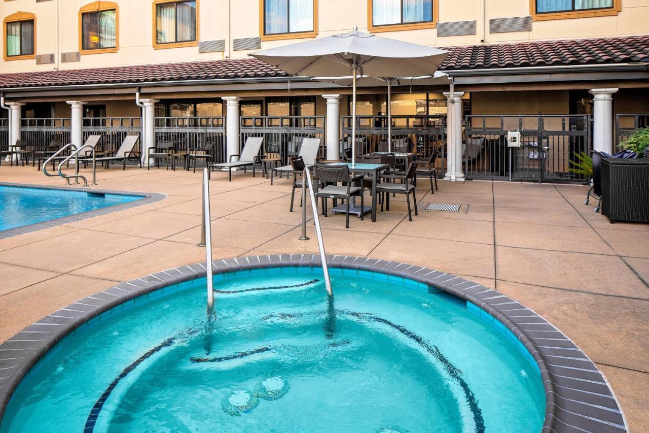 Courtyard By Marriott Houston Rice University Hotel Exterior photo